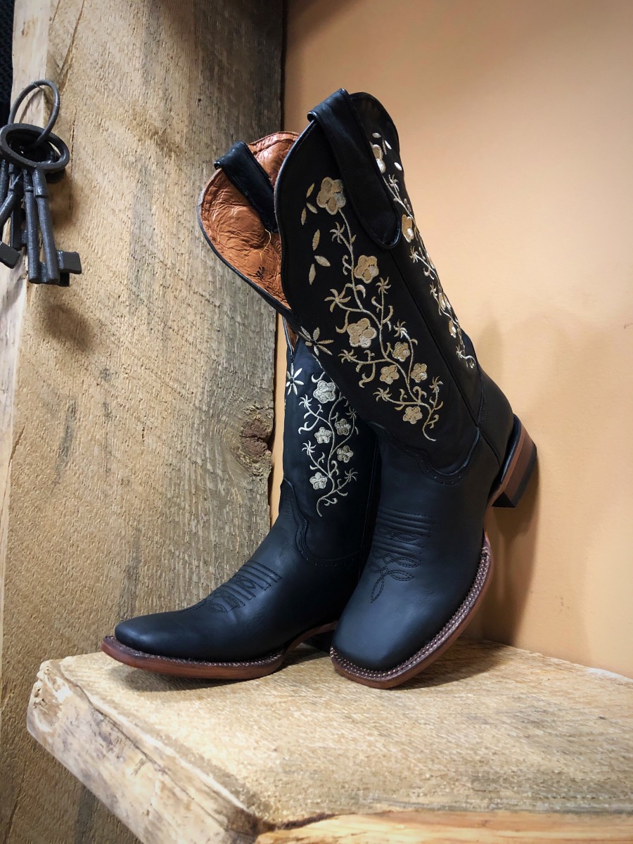 square toe black cowboy boots