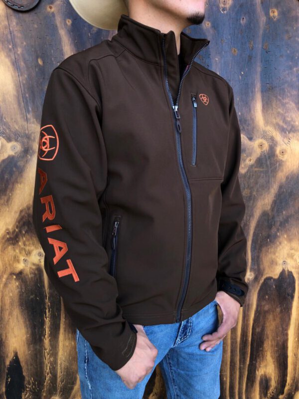ARIAT â MENâS Logo 2.0 Softshell Jacket (DARK BREW/BURNT ORANGE) â El Potrerito
